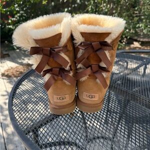 UGG Bailey Bow Boots Chestnut Women’s Size 8 – Great Used Condition